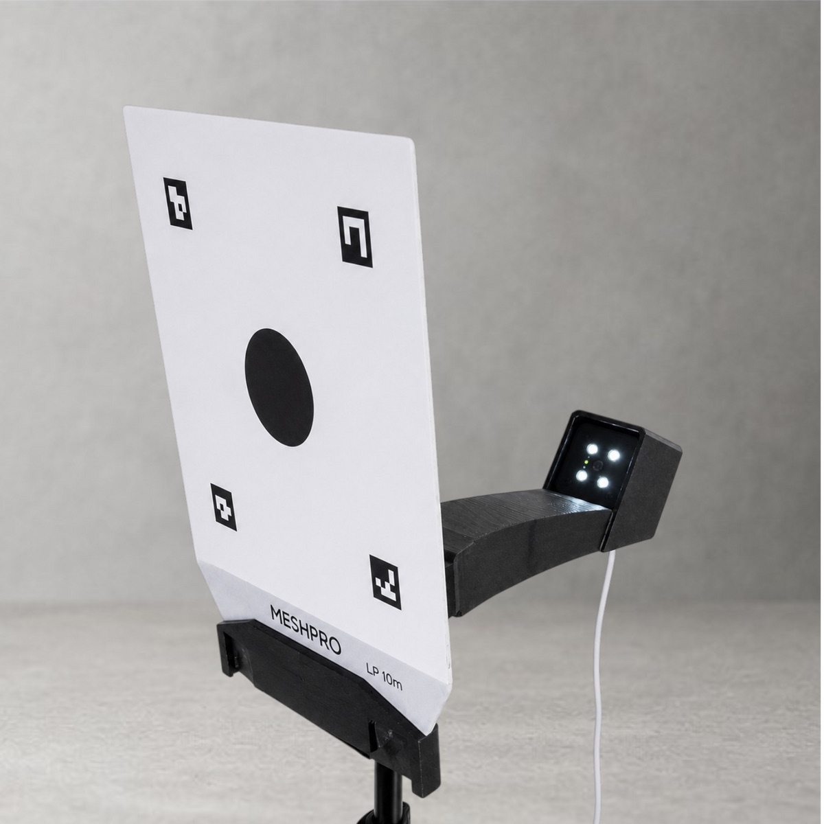 MESHPRO Laser Target von schräg hinten mit Anschluss